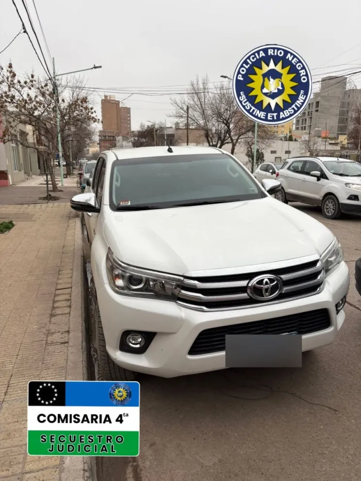 La Toyota Hilux fue localizada por la policía sobre la calle 9 de Julio/ imagen gentileza