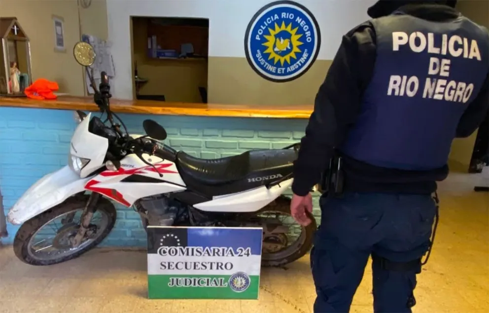 La moto había sido llevada hasta una vivienda del asentamiento 10 de febrero, en el noreste cipoleño. Foto: Policía de Río Negro.
