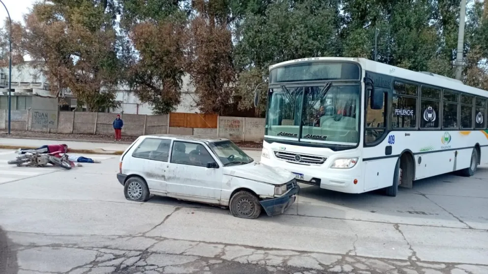 La escena recreó un siniestro vial múltiple entre un colectivo de pasajeros, un automóvil y una motocicleta. Foto gentileza LU19
