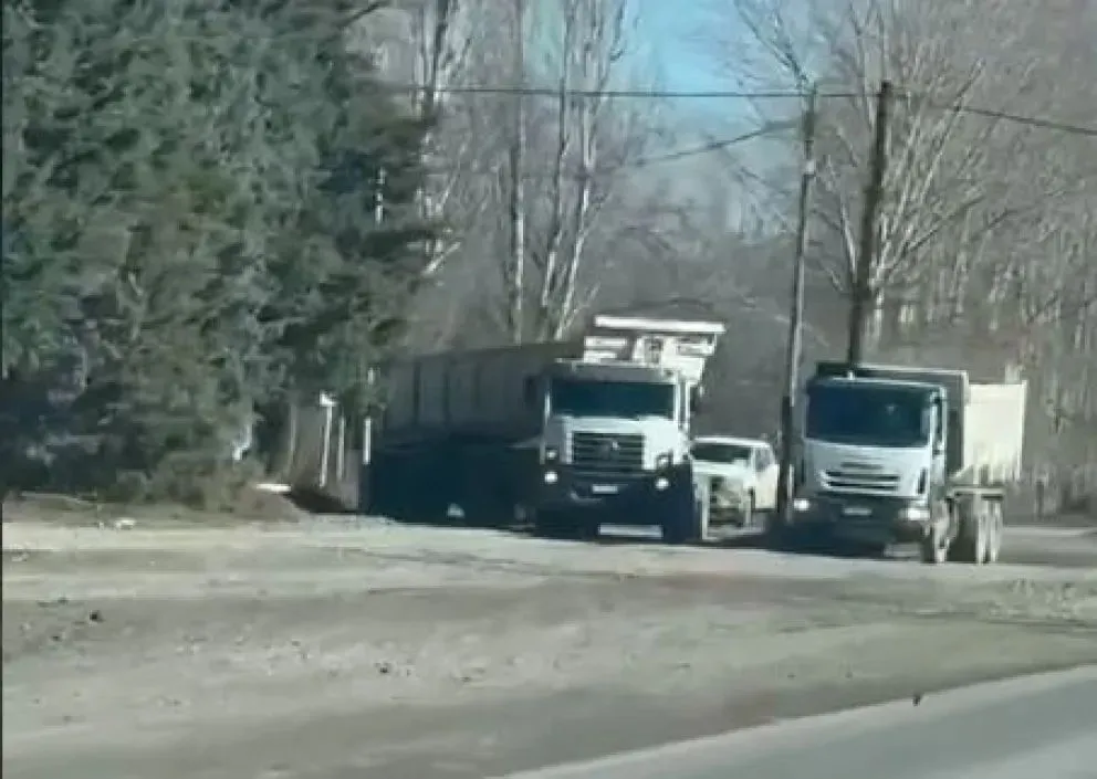 Vecinos dejaron registro de camiones municipales realizando tareas este domingo en le acceso a barrios privados de la ciudad. (Foto: captura)