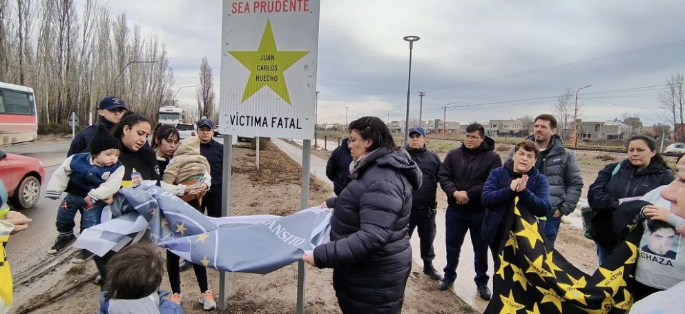 Integrantes de la Fundación Estrellas de Río Negro y funcionarios municipales durante el descubrimiento de las señales viales/ imagen gentileza