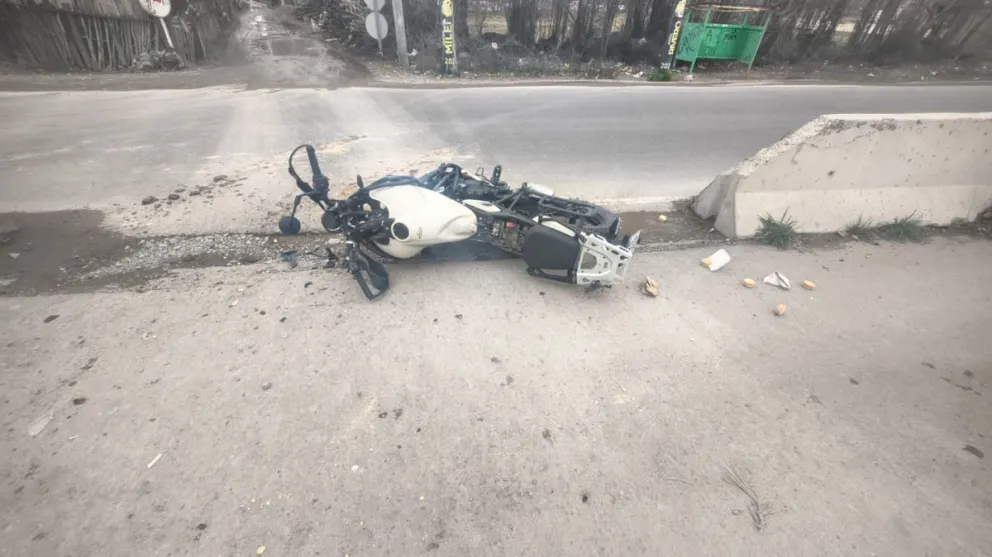 El motociclista fue derivado al hospital de Cipolletti. Presentaba una fractura expuesta. Foto: gentileza. 