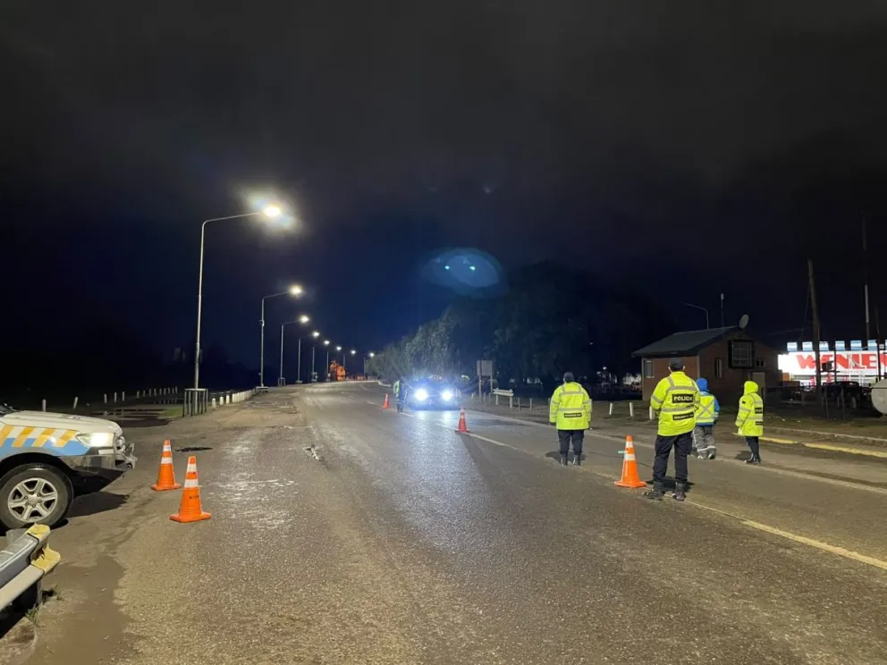 Durante el fin de semana se controlaron más de 770 vehículos en la zona de los puentes. Se detectaron 13 casos de alcoholemia positiva. Foto: gentileza Policía de Río Negro.
