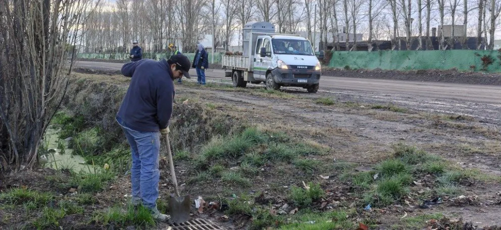 La municipalidad lleva adelante un plan de limpieza en los canales de desagüe. Foto: Prensa Municipal.