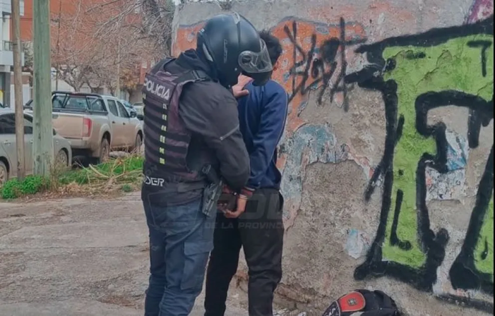Los dos sujetos fueron advertidos por personal de seguridad y detenidos en pleno centro de la capital neuquina. Foto: Policía de Neuquén.