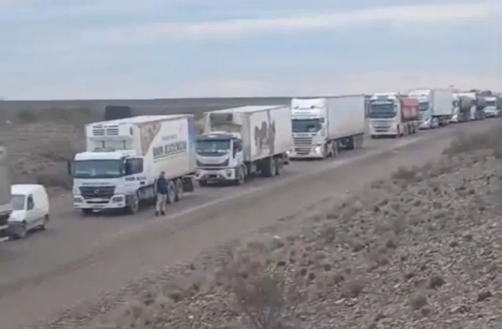 Una larga fila de camiones y vehículos particulares tuvo que aguardar varias horas para poder continuar su camino. Foto: gentileza Catriel25.