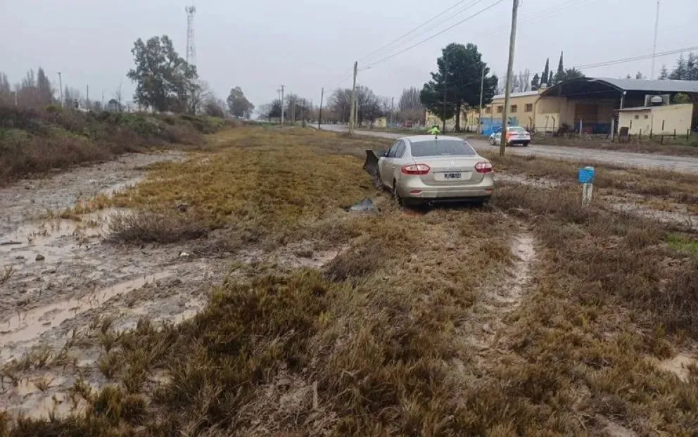 El auto quedó a pocos metros de una calle rural de Godoy después de despistarse por el agua en la 22 y volar sobre las vías del ferrocarril. Fotos: gentileza