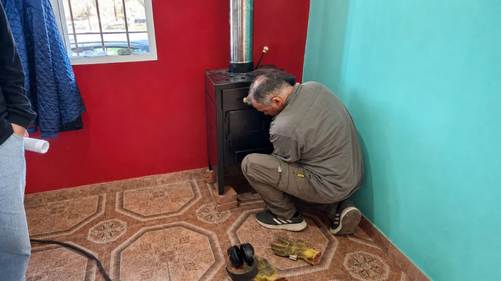 Iniciaron la colocación de estufas en las viviendas del barrio Los Sauces / imagen gentileza