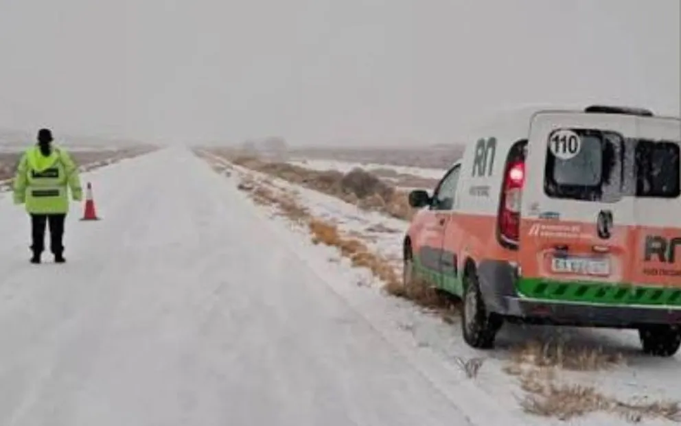 La intensa nevada dejó intransitable un tramo de 55 kilómetros de la ruta nacional 151. Foto: gentileza Miguel Suárez (FM Alas Catriel).