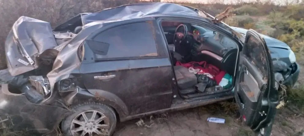 El Chevrolet Aveo terminó con importantes daños luego de salirse de la Ruta Nacional 151, a la altura de Catriel. Foto: gentileza.