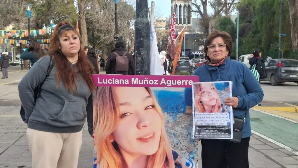 Lila, mamá de Luciana junto a Mirta su abuela esperan justicia después de dos años. Foto Daniela Luján para Cipo360