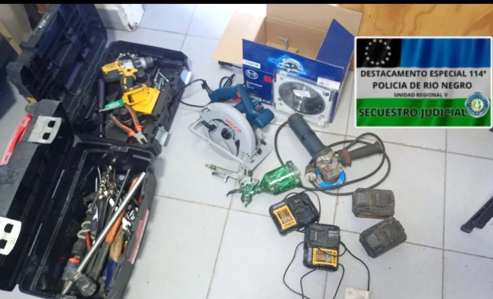 Una investigación llevada adelante por personal policial de Cipolletti permitió recuperar en pocas horas la totalidad de las herramientas y máquinas. Foto gentileza