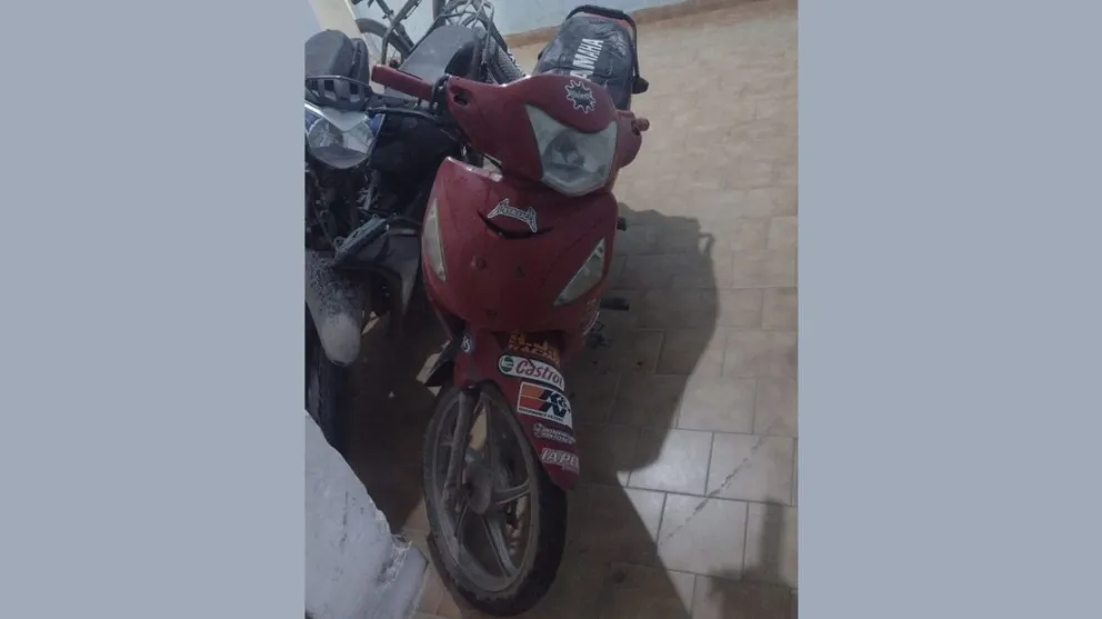 La moto, una Mondial de 110 cc, fue trasladada a la provincia vecina para la devolución al propietario. Foto: Policía Río Negro.