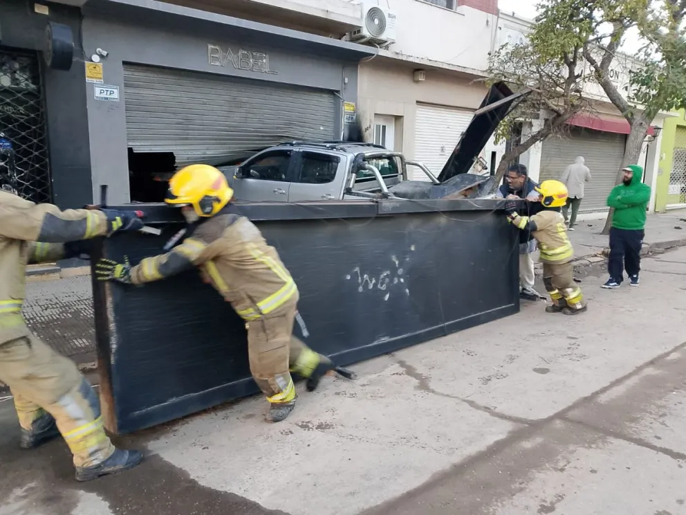 La camioneta arrasó con la vidriera completa, dañó la persiana y provocó la rotura de varios elementos del local. Foto gentileza