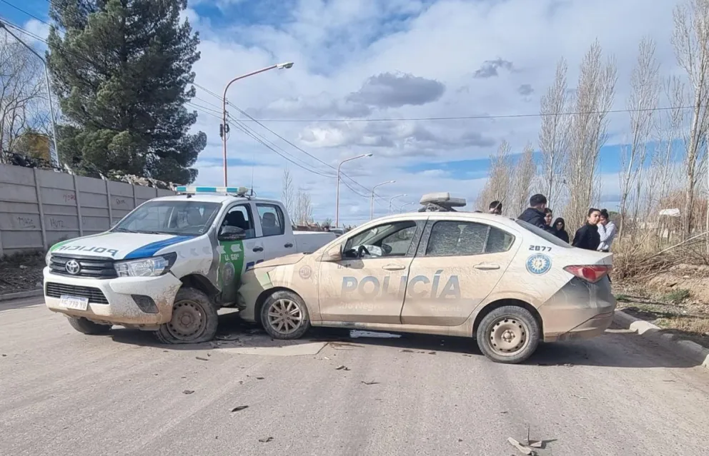 Como consecuencia del impacto cuatro efectivos fueron trasladados al Policlínico. Foto gentileza