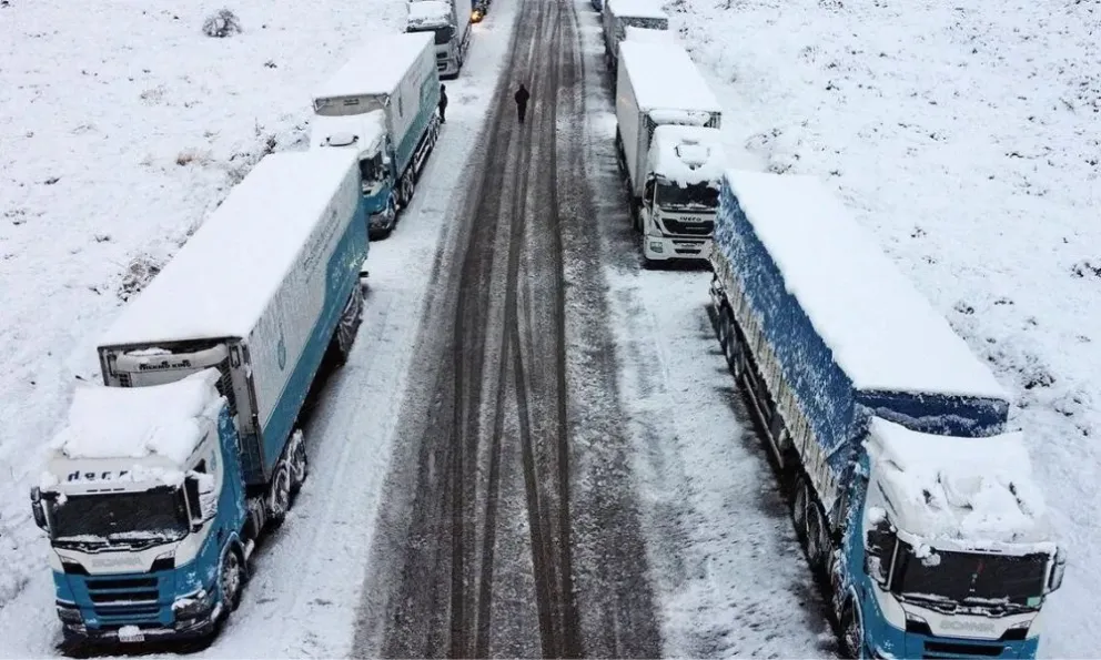 Las intensas nevadas obligaron al cierre del paso internacional Pino Hachado. Más de 1.600 vehículos permanecen en la región esperando el cambio de las condiciones climáticas. Foto: gentileza LU5.