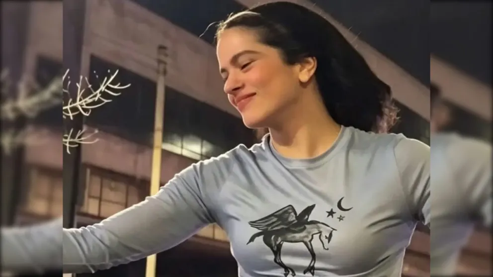 La internacional Rosalía, saludando a su público con la remera diseñada por dos hermanas cipoleñas. Foto: gentileza.