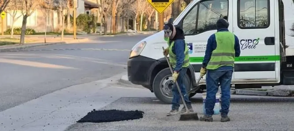 El Municipio reforzó las cuadrillas, incorporó asfalto en frío y caliente y proyecta nuevos trabajos de infraestructura. Foto gentileza