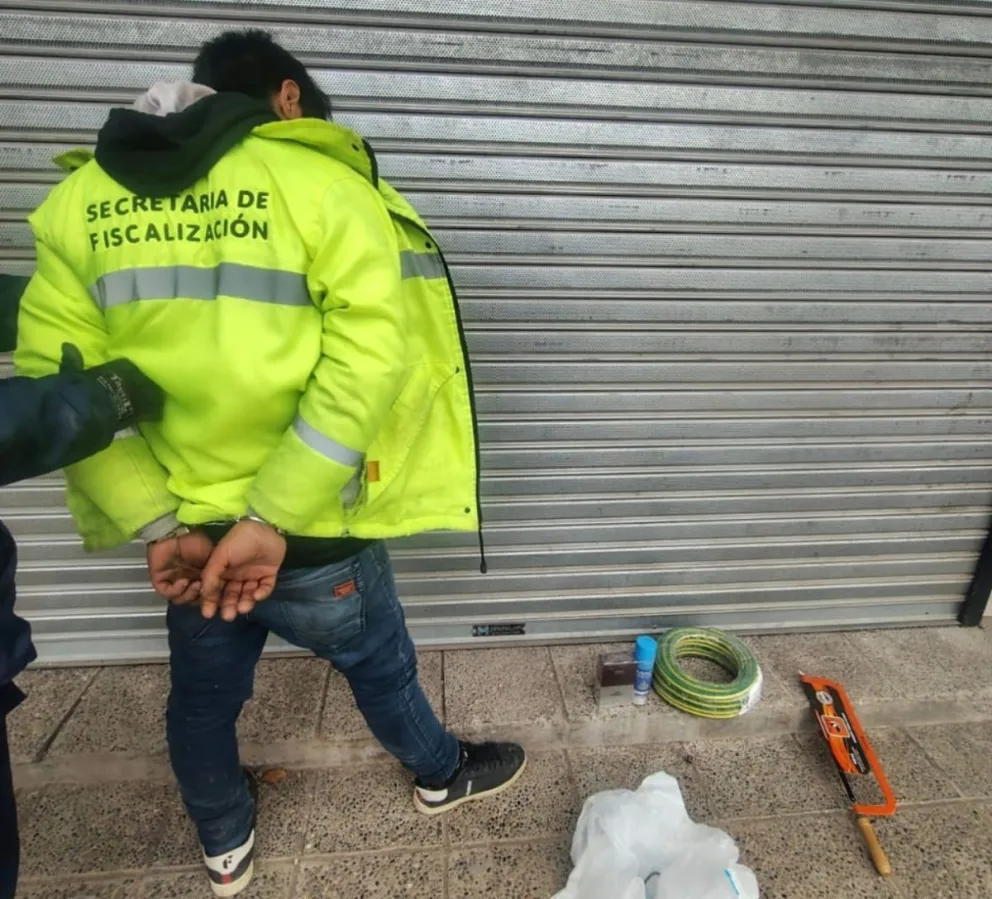 El hombre fue sencillo de reconocer dado que llevaba una campera flúo con la leyenda “Secretaría de Fiscalización”. Foto gentileza