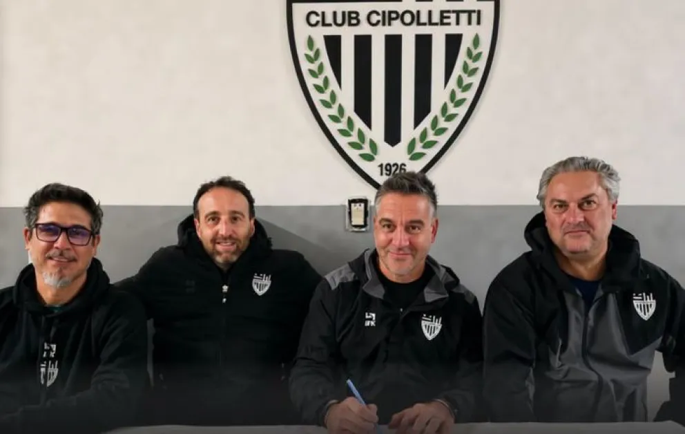 El presidente del club, Luca Mancini; el titular de la subcomisión de básquet, Pablo Meza, y el tesorero Juan Pablo Andreotti, en el momento de la firma con Pablo Romero, el nuevo coordinador de la actividad.