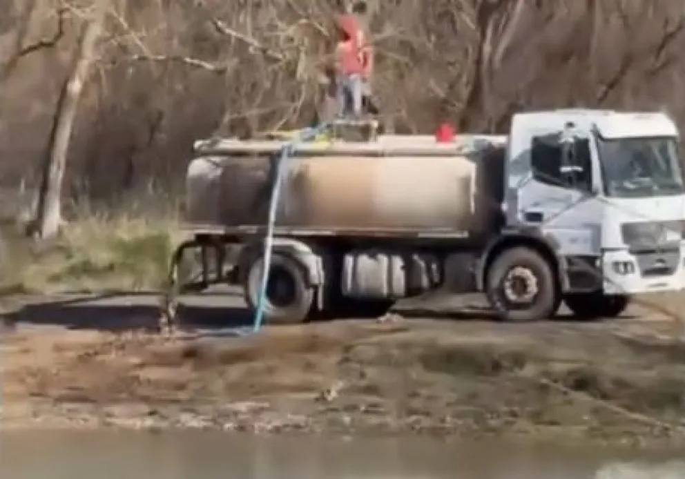 La descarga se produjo sobre el río Neuquén, en un sector considerado "área protegida". Estudian una sanción millonaria. Foto: gentileza.