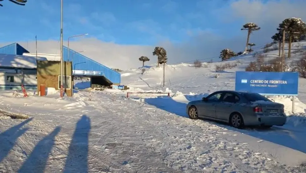 El paso internacional de Pino Hachado quedó habilitado temporalmente. Se esperan nuevas nevadas. Foto: gentileza.