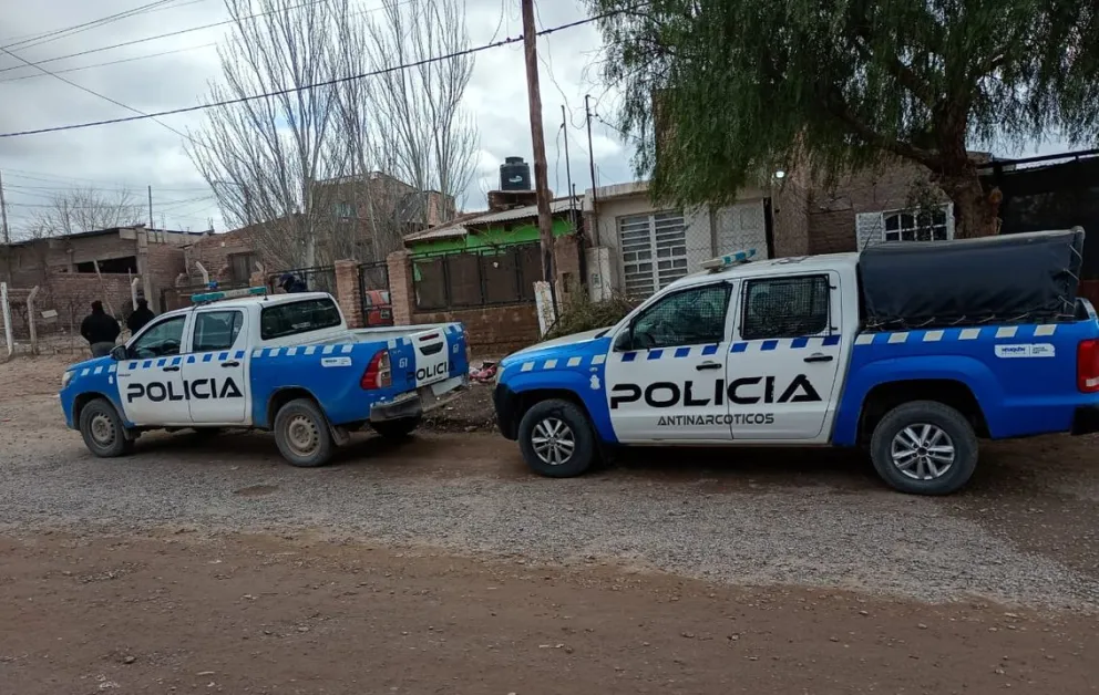 El operativo se realizó en una vivienda de Centenario, donde habrían sacrificado a una yegua robada. Foto: policía de Neuquén.