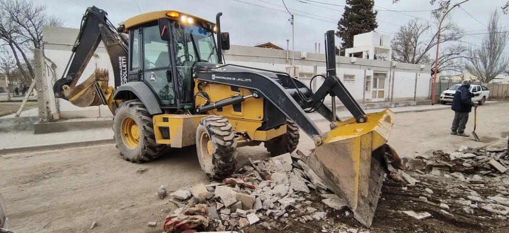 El operativo para retirar residuos voluminosos continuará hasta mañana al mediodía. Se realiza en los barrios Flamingo y Piedrabuena B. Foto: Prensa Municipal.