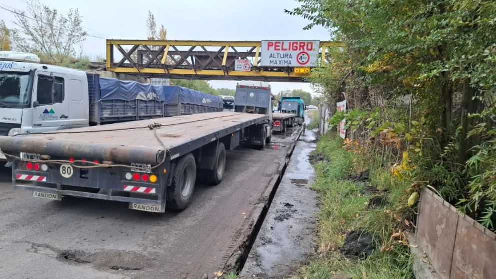 El gobierno de Río Negro analiza construir un puente ferroviario paralelo, más amplio y elevado. Foto Daniela Luján 