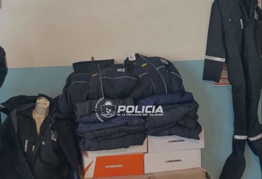 Las prendas de seguridad, con el logo de la empresa afectada, estaban siendo vendidos en un puesto de una feria neuquina. Foto: Policía de Neuquén.