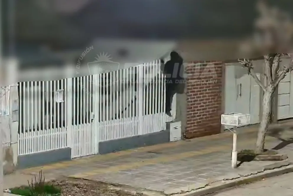 El sujeto fue sorprendido por una cámara de seguridad en el preciso momento en que intentaba entrar a la vivienda. Foto: Policía de Neuquén.