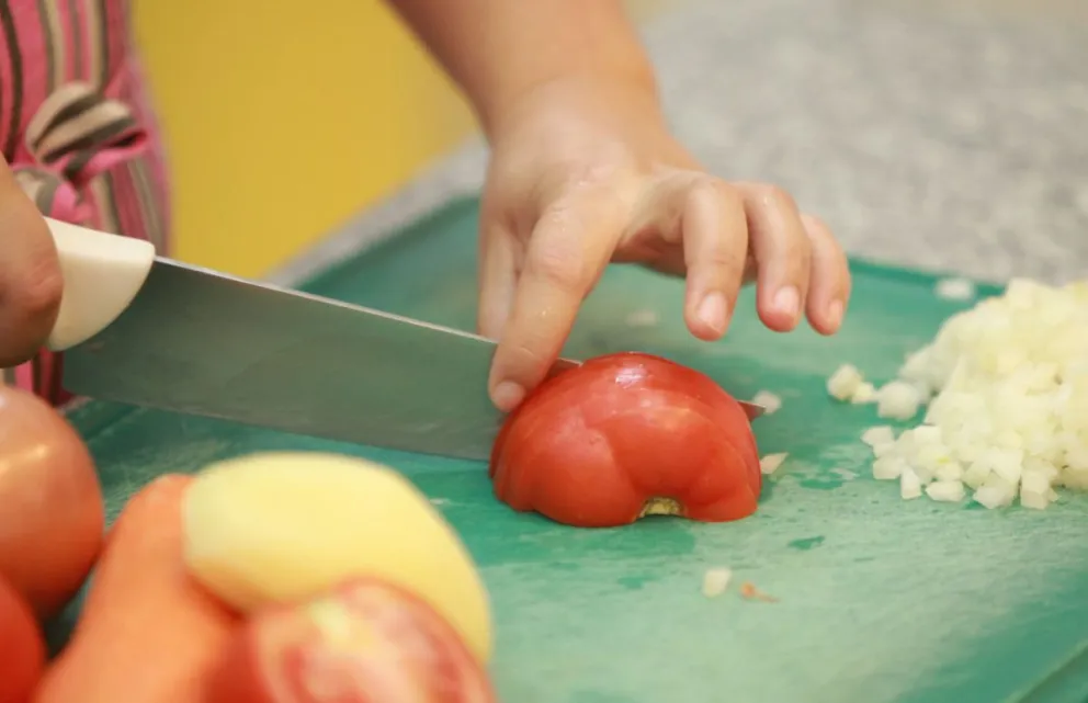 La correcta manipulación de alimentos es una de las estrategias para evitar la aparición de la peligrosa enfermedad. Foto: archivo.