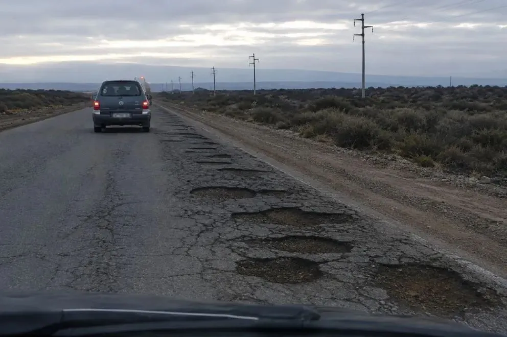 El deterioro de la Ruta 151 se evidencia en los numerosos pozos y daños sobre la calzada. Foto: Candela Rossi Bustafán