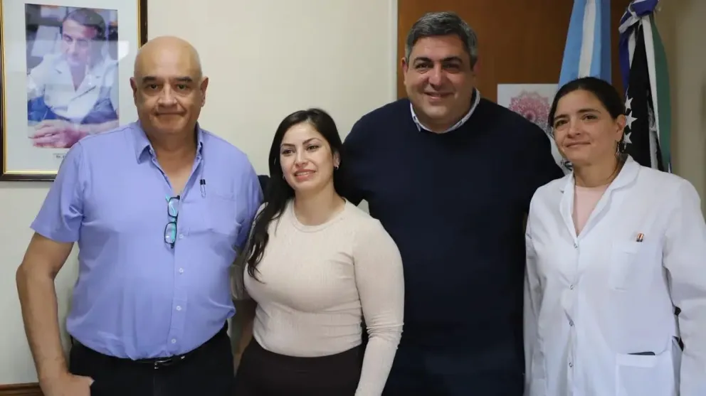 Autoridades de Salud, del Hospital de Cipolletti y de la Clínica San Lucas durante la firma del convenio para las rotaciones de residentes de Pediatría./ imagen gentileza
