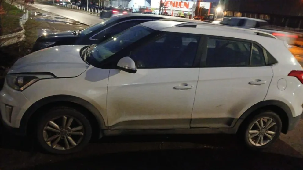 El vehículo, un Hyundai, era requerido por un juzgado civil del Alto Valle, en una causa por daños y perjuicios. Foto: Policía de Río Negro.