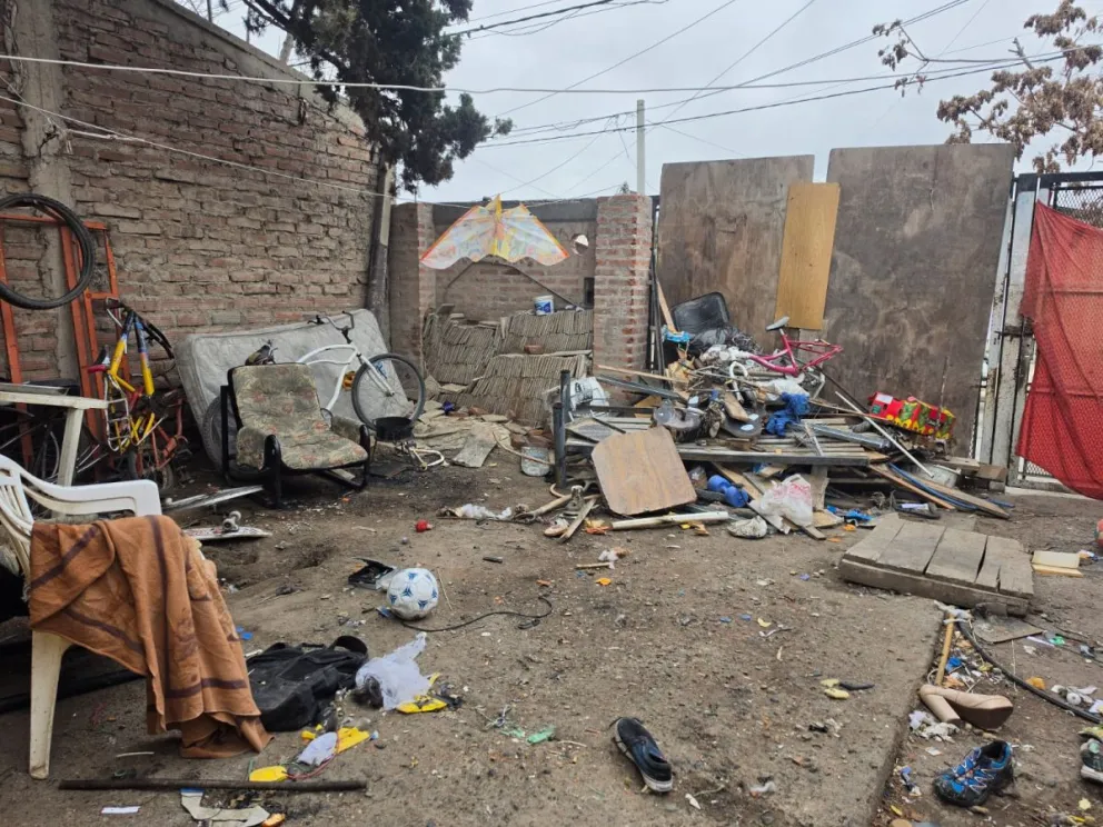 La basura acumulada en la vivienda era un factor de riesgo para los otros vecinos. Foto: Prensa Municipalidad de Neuquén.