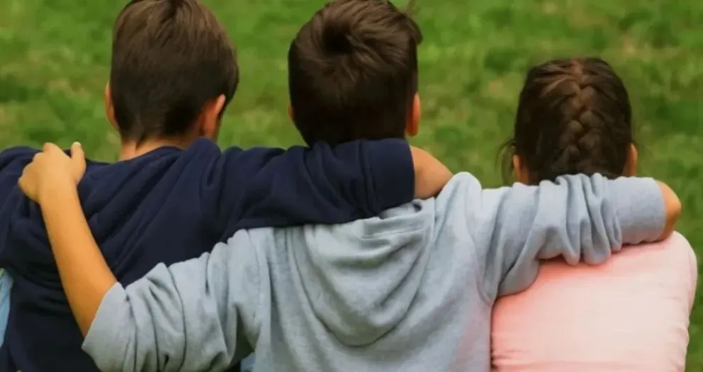 Son tres hermanitos de 6, 8 y 9 años / imagen ilustrativa