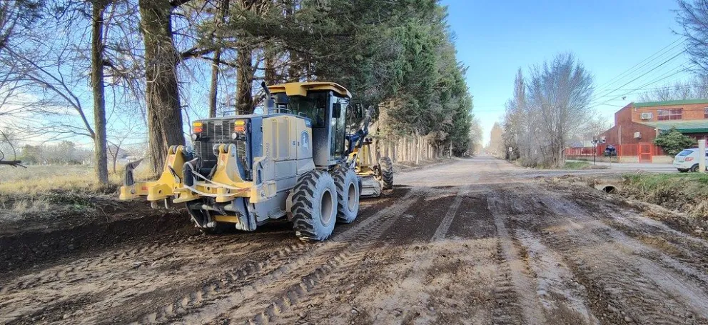 Las tareas de mantenimiento de calles de tierra avanza en las calles Vélez Sarsfield y Paso de Los Libres y en Cuatro Esquinas. Foto: Prensa Municipalidad.