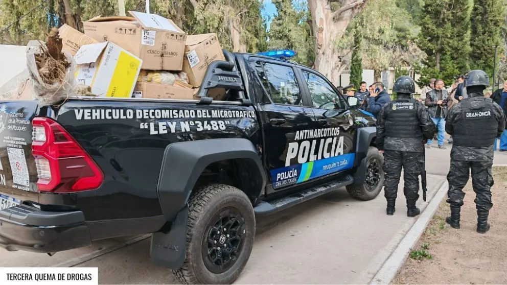 La policía trasladó la droga y las plantas incautadas hasta el Cementerio de Neuquén, en medio de un fuerte despliegue de seguridad. Foto: Policía de Neuquén.