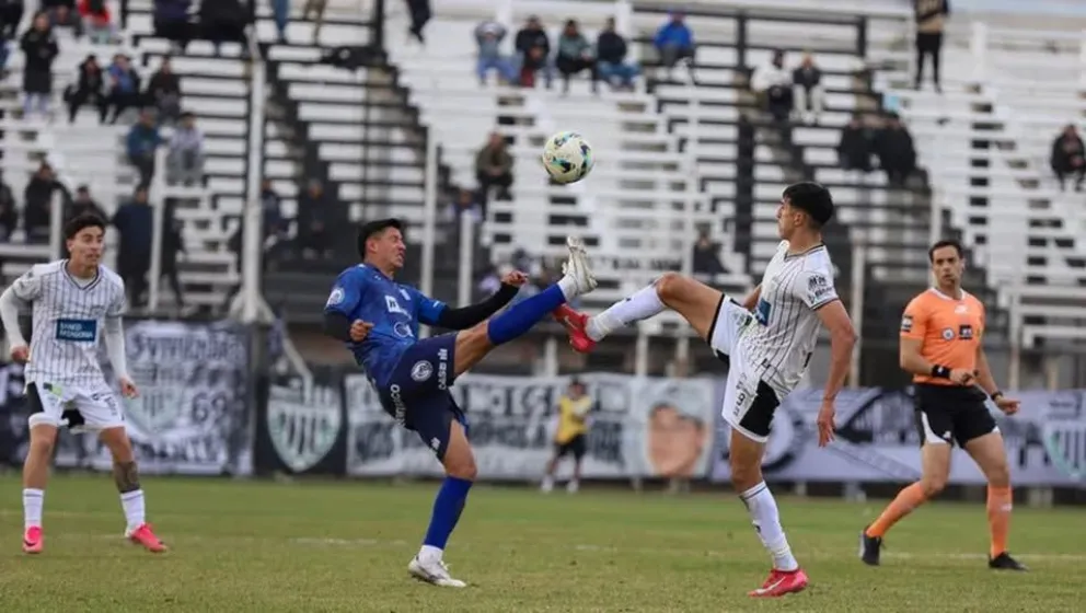 Con este empate, el Albinegro sigue dependiendo de sí mismo para meterse entre los equipos que avanzarán en la pelea por el ascenso. Foto LMCipolletti