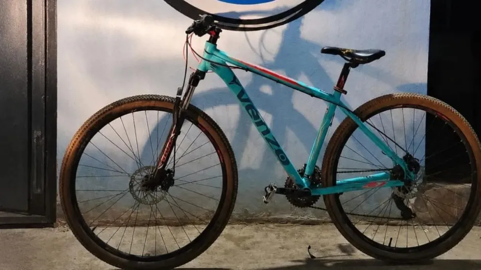 La bici era ofrecida a través de una red social. La recuperaron en Ferri. Foto: Policía de Río Negro.