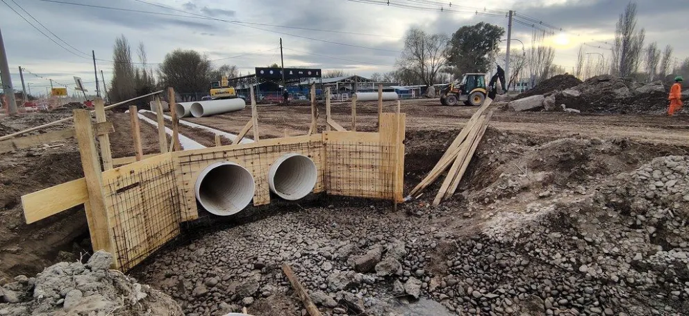 La nueva rotonda tiene que contemplar una serie de obras complementarias, como el entubado del canal de desagüe. Foto: Prensa Municipalidad. 