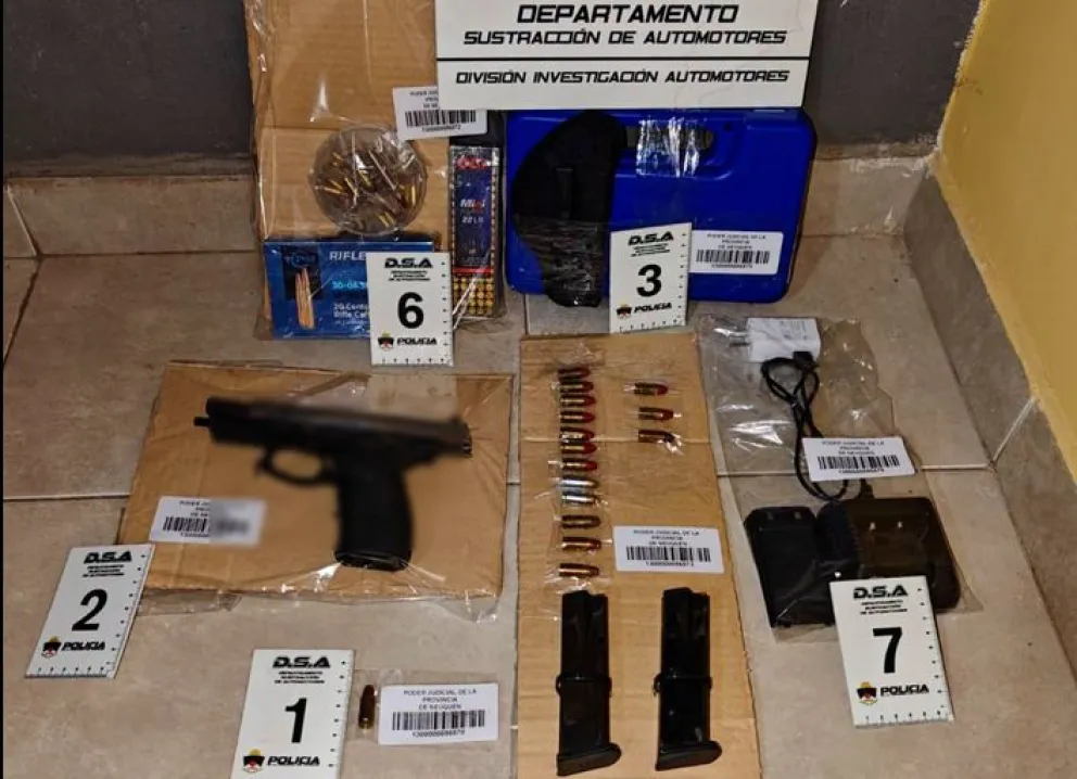 Dos armas de grueso calibre, municiones, drogas y dinero en efectivo: el resultado de tres allanamientos realizados en Neuquén. Foto: Policía de Neuquén.