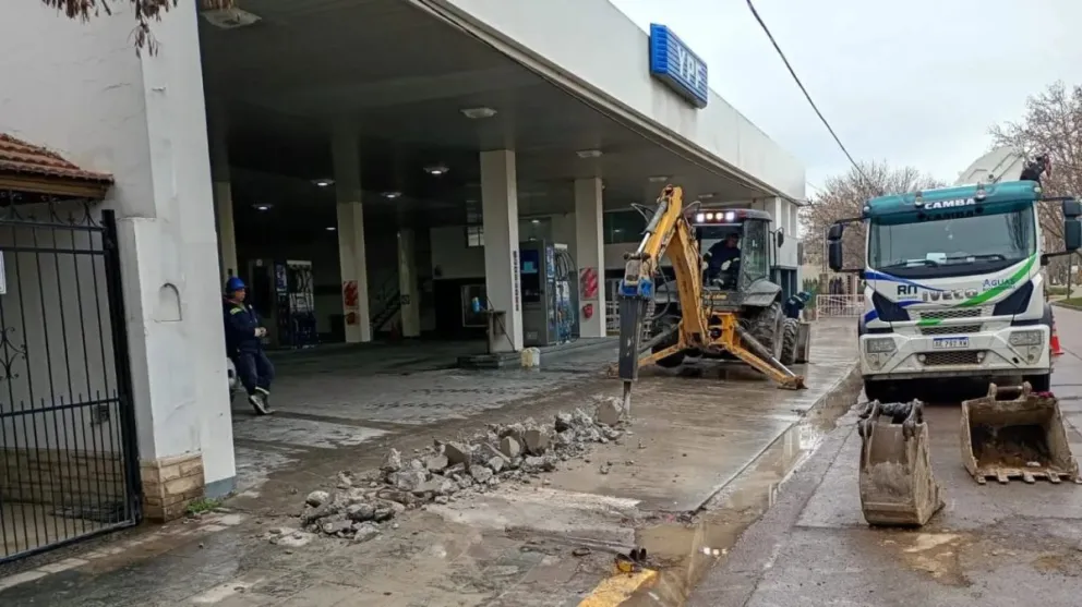 ARSA realiza el recambio de 100 metros de cañería cloacal sobre calle Alem, entre Córdoba y Libertad/ imagen gentileza