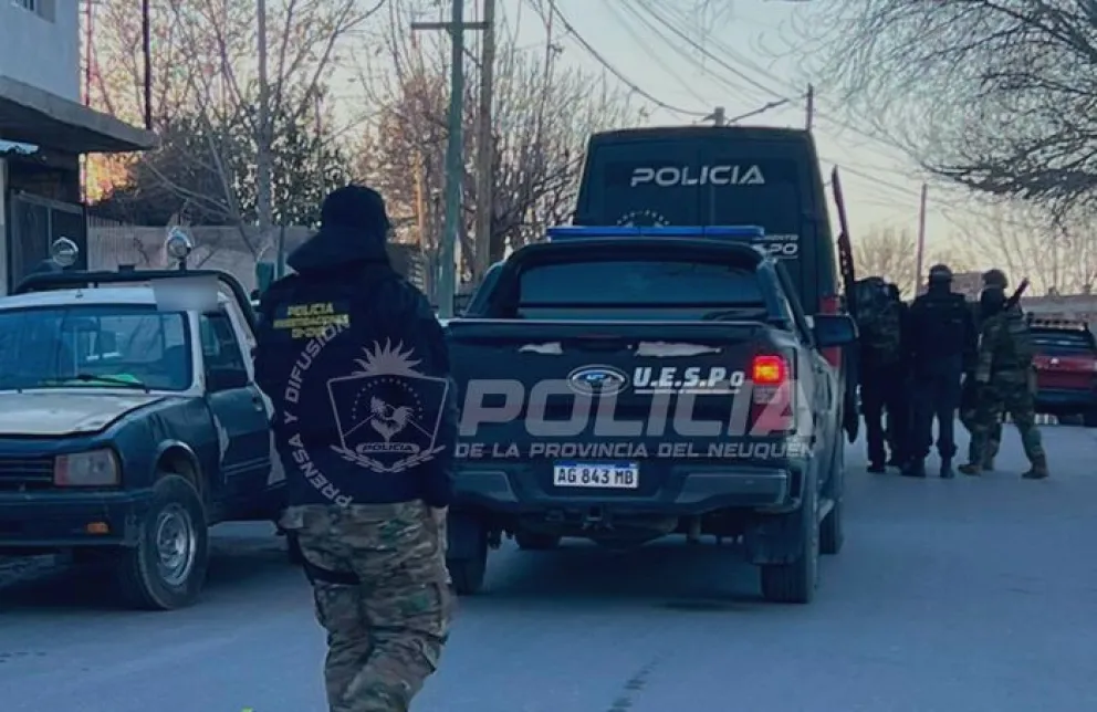 Un fuerte despliegue policial, con efectivos de la Comisaría Primera, se vivió en el barrio Provincias Unidas de Neuquén. Foto: Policía de Neuquén.