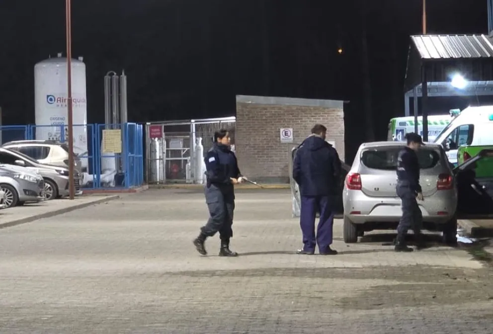En la parte trasera del Sandero la policía encontró una riñonera conteniendo una pistola Glock calibre 9 mm. Foto: gentileza Centenario Digital.