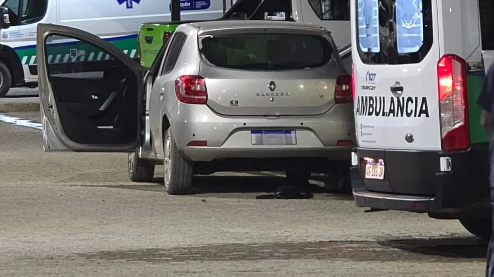 La conductora del Renault Sandero entró al hospital de Centenario trasladando al joven herido. El joven de 21 años murió ayer producto del disparo en la cabeza. Foto: Centenario Digital.