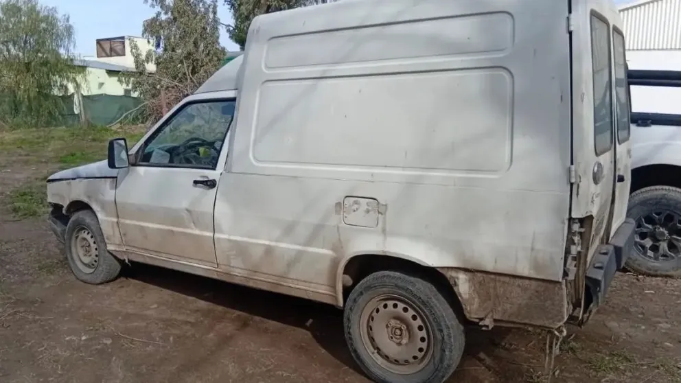 Hacía 9 años que la Fiorino tenía un pedido de secuestro en una causa de "cobro ejecutivo" en Neuquén. Ayer la pudieron ubicar y secuestrar. Foto: Policía de Río Negro. 