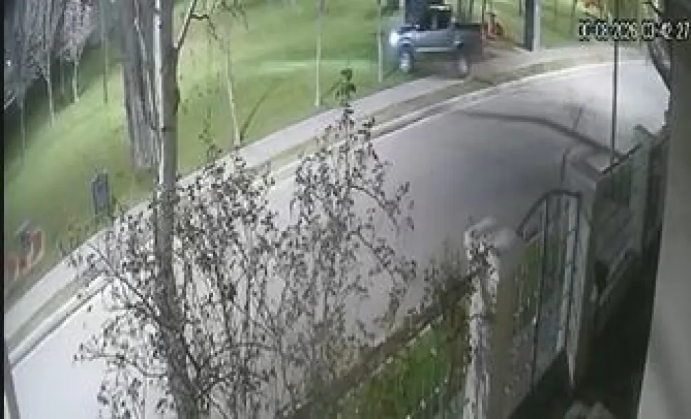 Desde la vecinal denunciaron que el barrio trabaja hace años para mantener la plaza en buenas condiciones y pidieron que el responsable sea identificado. Foto captura video cámara de seguridad