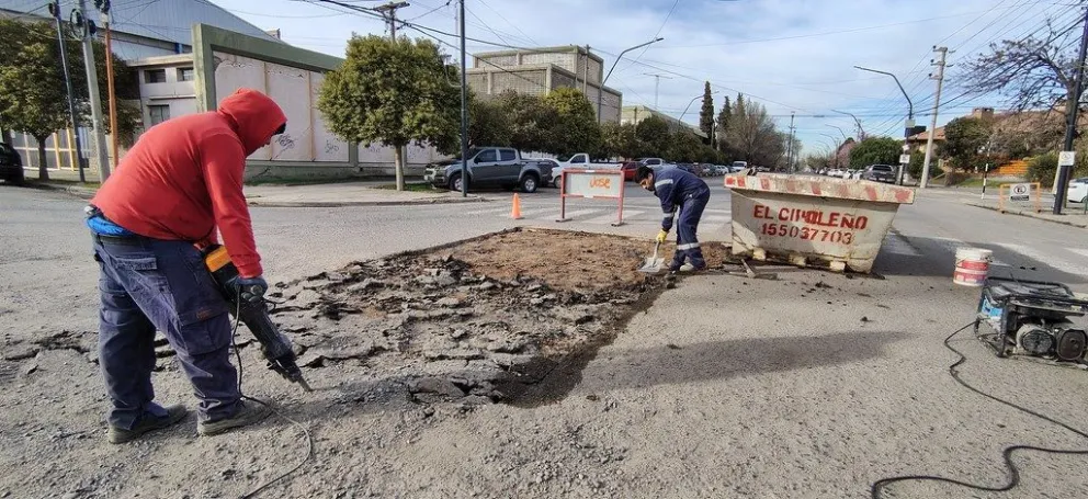 El tránsito está reducido a media calzada y habrá restricciones para estacionar y girar en la zona intervenida.